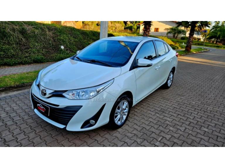 TOYOTA - YARIS - 2019/2019 - Branca - R$ 75.000,00