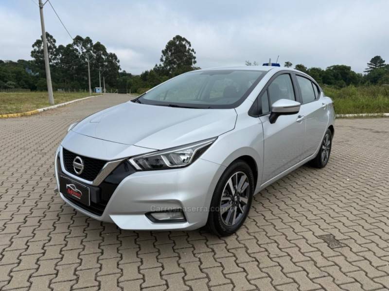 NISSAN - VERSA - 2020/2021 - Prata - R$ 81.900,00