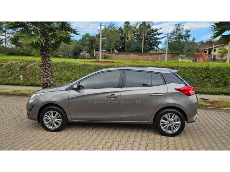 TOYOTA - YARIS - 2019/2020 - Cinza - R$ 82.900,00