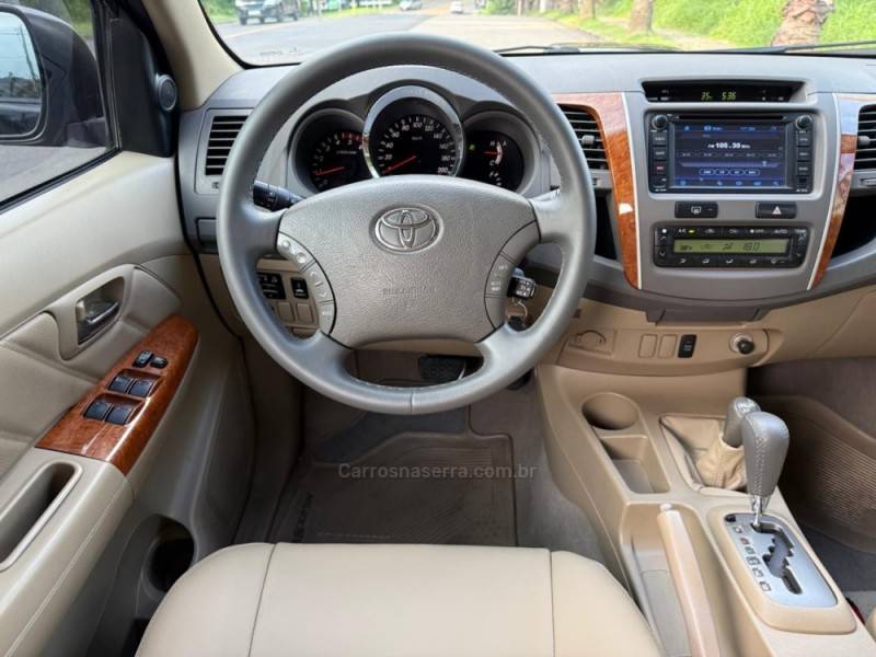 TOYOTA - HILUX SW4 - 2010/2010 - Preta - R$ 116.900,00