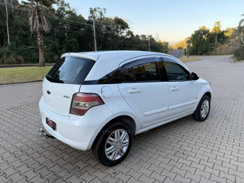 CHEVROLET - AGILE - 2010/2011 - Branca - R$ 37.900,00