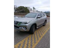 TOYOTA - HILUX SW4 - 2017/2018 - Prata - R$ 215.900,00