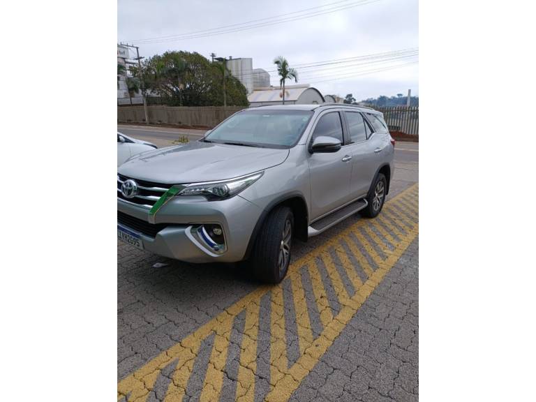 TOYOTA - HILUX SW4 - 2017/2018 - Prata - R$ 215.900,00