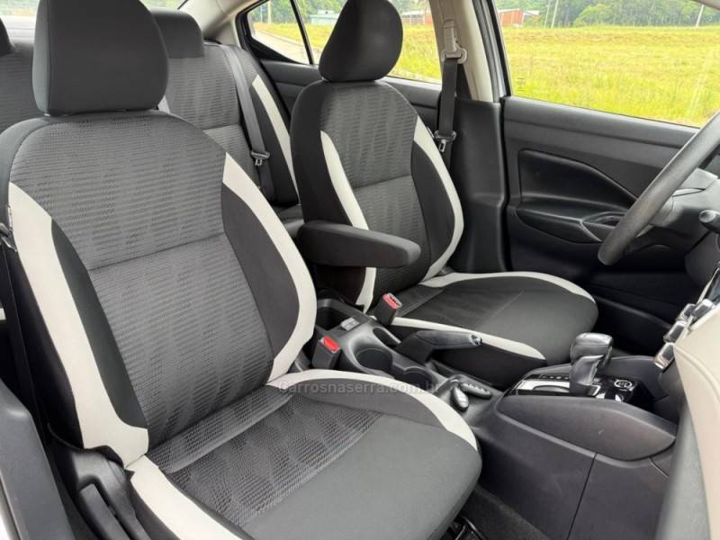 NISSAN - VERSA - 2020/2021 - Prata - R$ 81.900,00