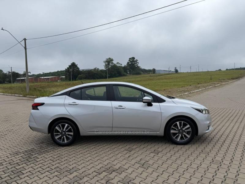 NISSAN - VERSA - 2020/2021 - Prata - R$ 81.900,00