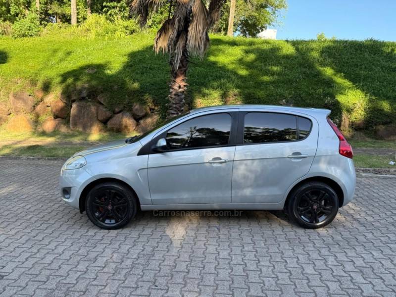 FIAT - PALIO - 2012/2013 - Prata - R$ 39.900,00