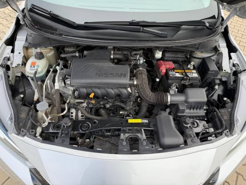 NISSAN - VERSA - 2020/2021 - Prata - R$ 81.900,00