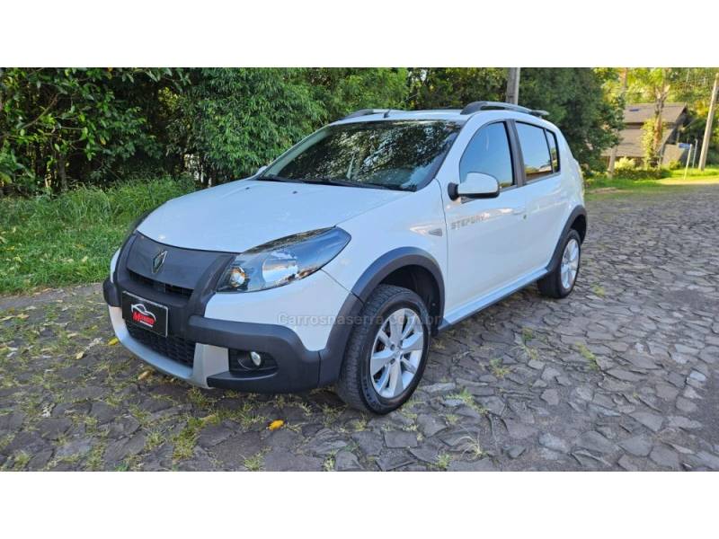 RENAULT - SANDERO - 2013/2014 - Branca - R$ 44.900,00