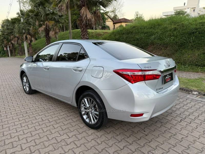 TOYOTA - COROLLA - 2016/2017 - Prata - R$ 96.900,00