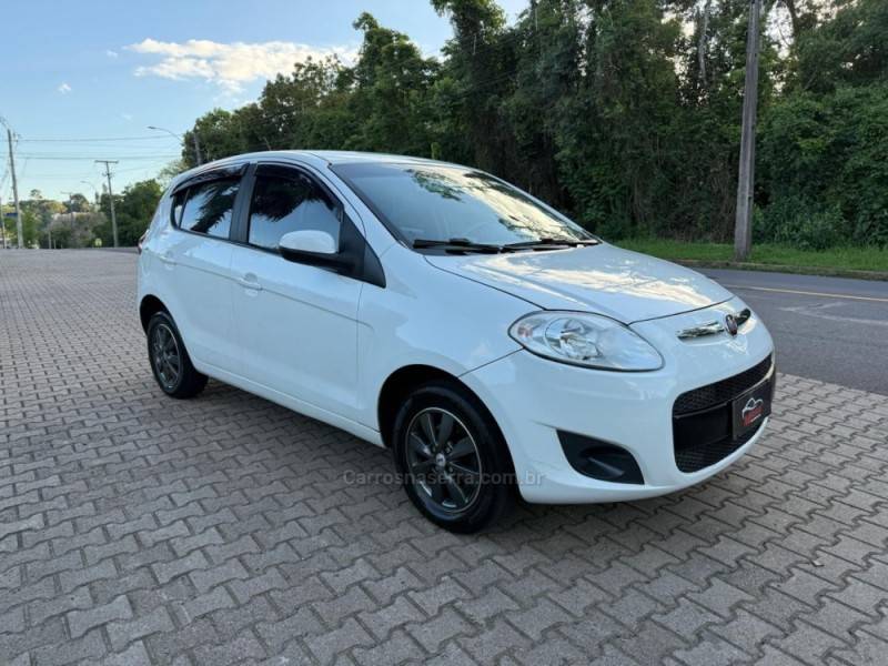 FIAT - PALIO - 2014/2015 - Branca - R$ 34.900,00