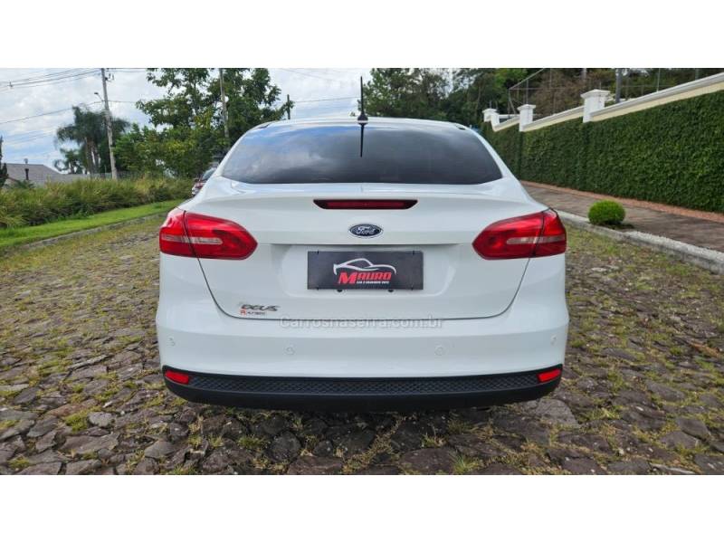 FORD - FOCUS - 2018/2019 - Branca - R$ 66.900,00