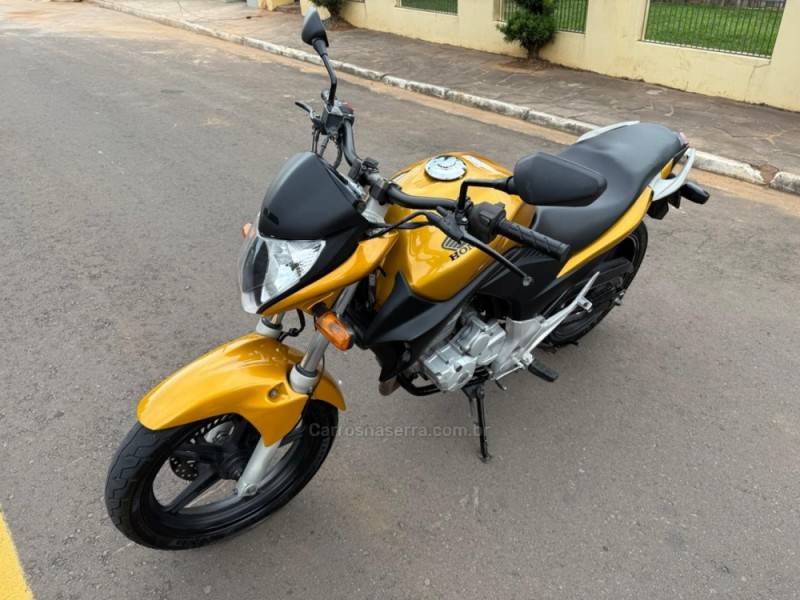HONDA - CB 300R - 2009/2010 - Dourada - R$ 11.900,00