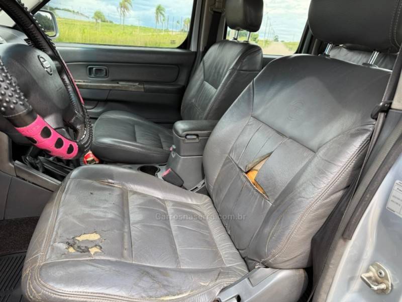 NISSAN - FRONTIER - 2004/2004 - Prata - R$ 49.900,00