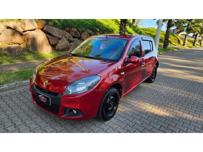 RENAULT - SANDERO - 2013/2014 - Vermelha - R$ 33.900,00