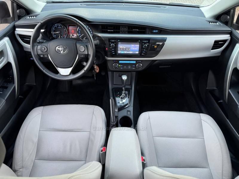 TOYOTA - COROLLA - 2016/2017 - Prata - R$ 96.900,00