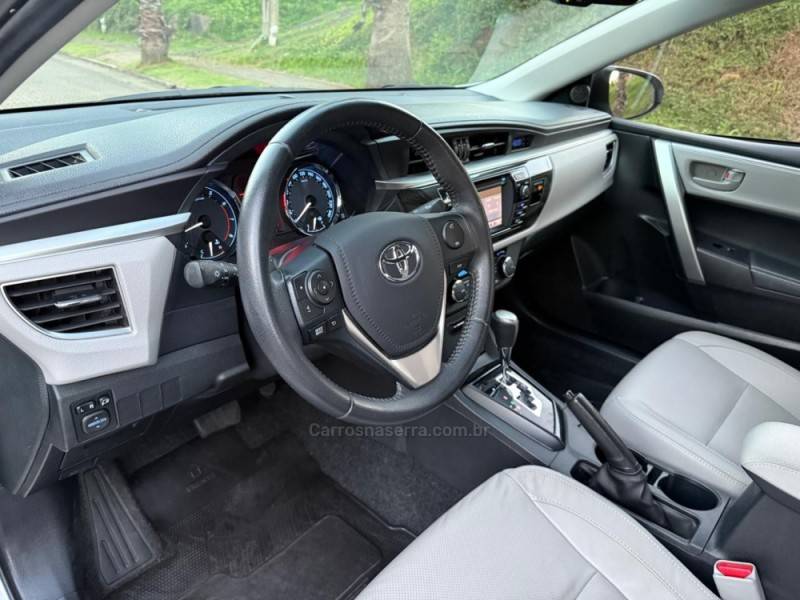 TOYOTA - COROLLA - 2016/2017 - Prata - R$ 96.900,00