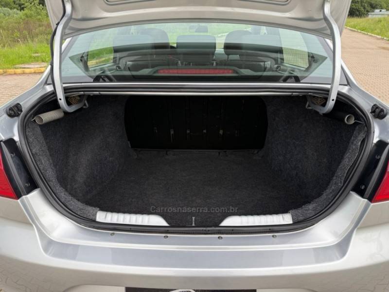 VOLKSWAGEN - VOYAGE - 2021/2022 - Prata - R$ 61.900,00