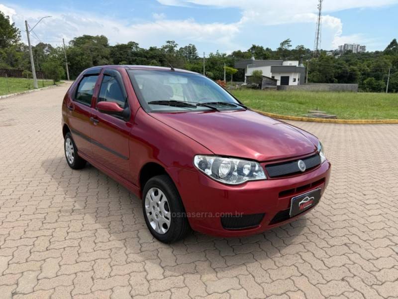 FIAT - PALIO - 2004/2005 - Vermelha - R$ 17.900,00