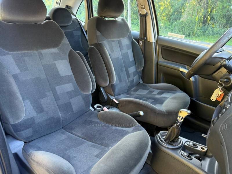 CITROËN - C3 - 2005/2006 - Prata - R$ 14.900,00