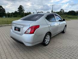 NISSAN - VERSA - 2015/2016 - Prata - R$ 27.900,00