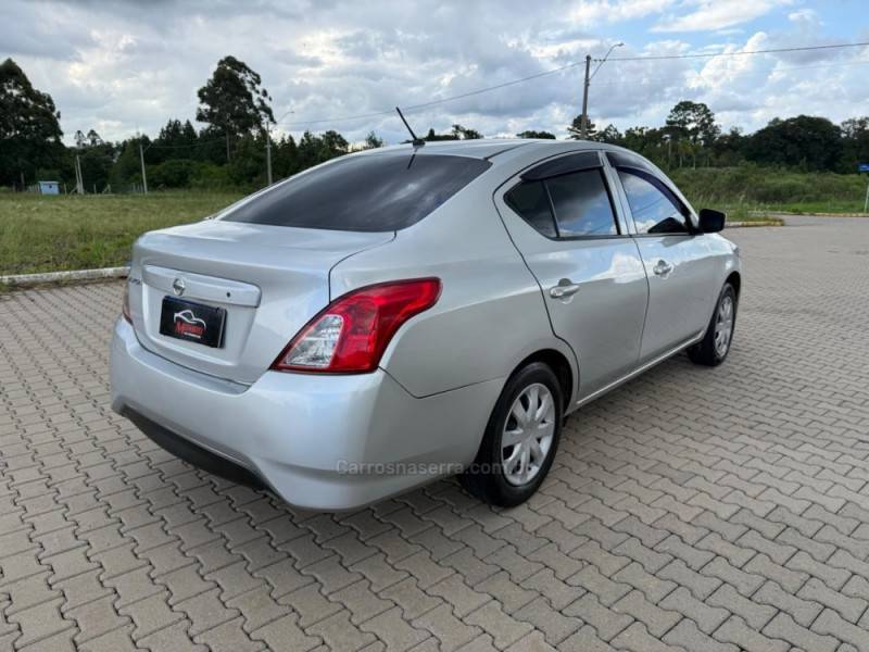 NISSAN - VERSA - 2015/2016 - Prata - R$ 27.900,00