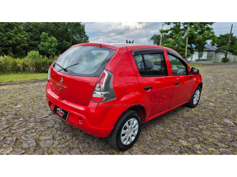 RENAULT - SANDERO - 2013/2014 - Vermelha - R$ 34.900,00