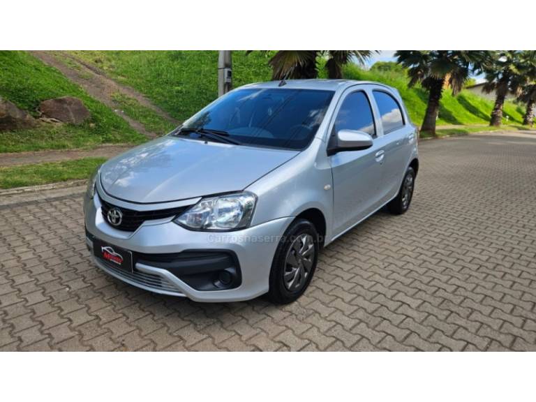 TOYOTA - ETIOS - 2017/2018 - Prata - R$ 53.700,00