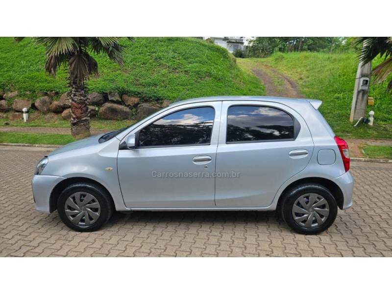 TOYOTA - ETIOS - 2017/2018 - Prata - R$ 53.700,00