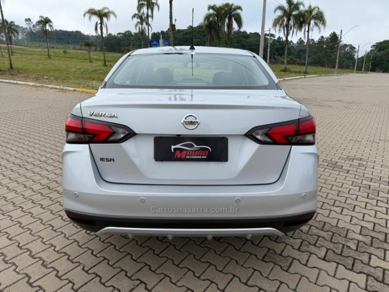 NISSAN - VERSA - 2020/2021 - Prata - R$ 81.900,00