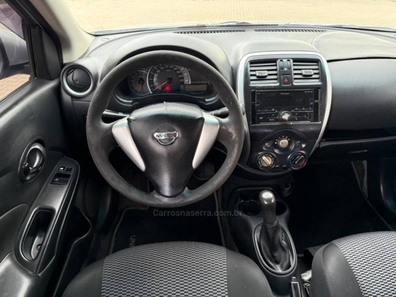 NISSAN - VERSA - 2015/2016 - Prata - R$ 27.900,00