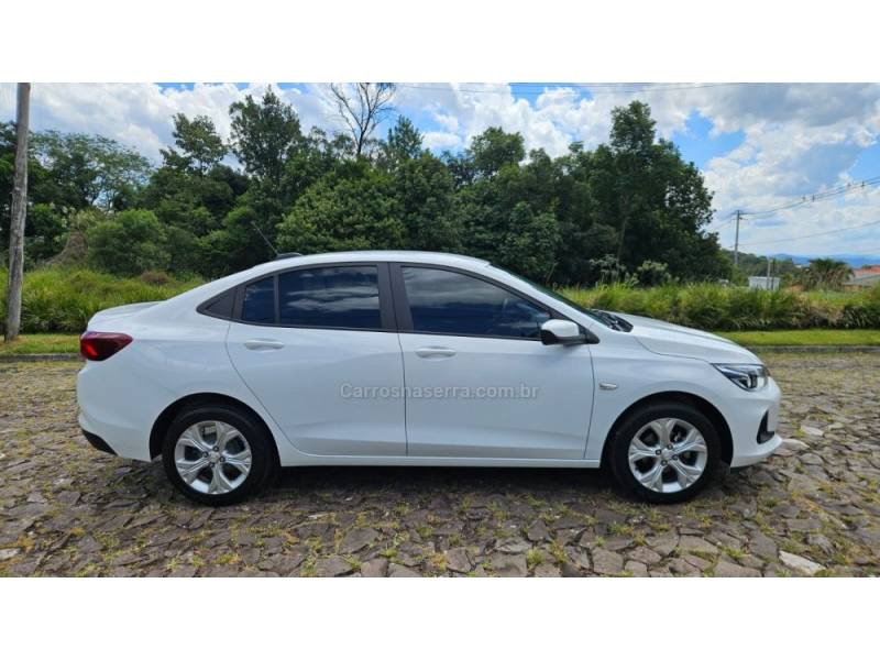 CHEVROLET - ONIX - 2023/2024 - Branca - R$ 98.900,00