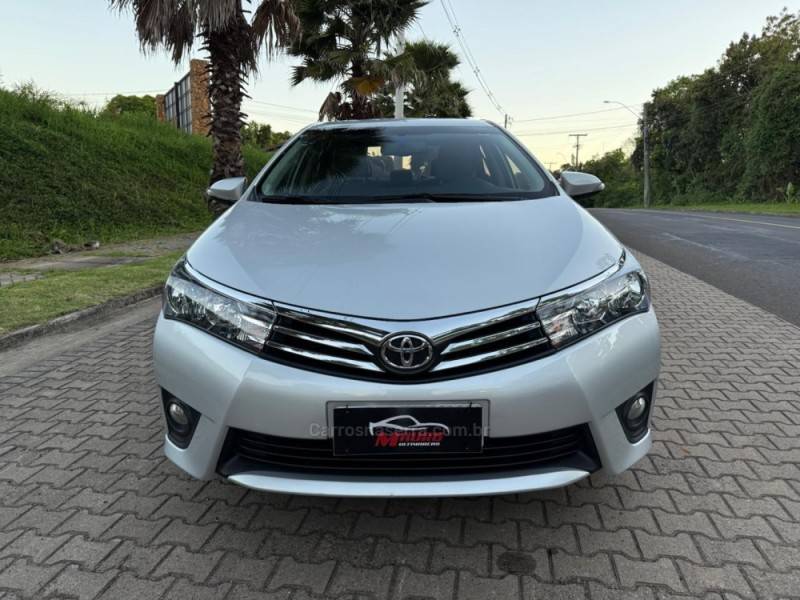 TOYOTA - COROLLA - 2016/2017 - Prata - R$ 96.900,00