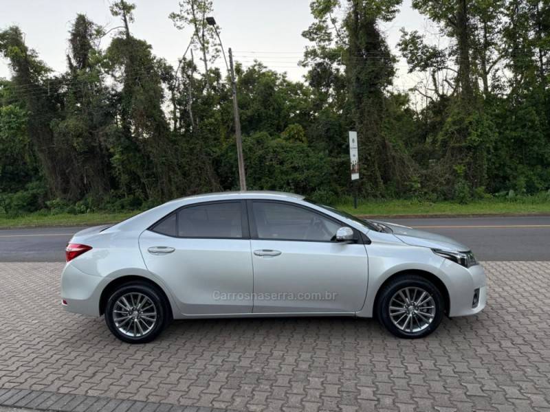 TOYOTA - COROLLA - 2016/2017 - Prata - R$ 96.900,00