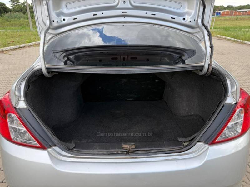 NISSAN - VERSA - 2015/2016 - Prata - R$ 27.900,00