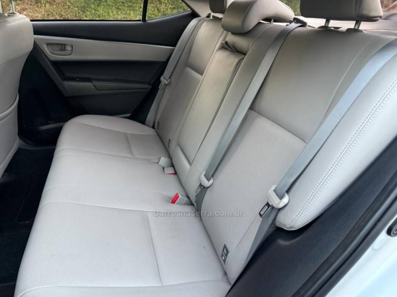 TOYOTA - COROLLA - 2016/2017 - Prata - R$ 96.900,00