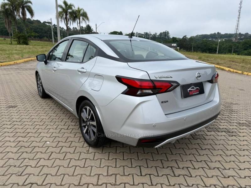 NISSAN - VERSA - 2020/2021 - Prata - R$ 81.900,00