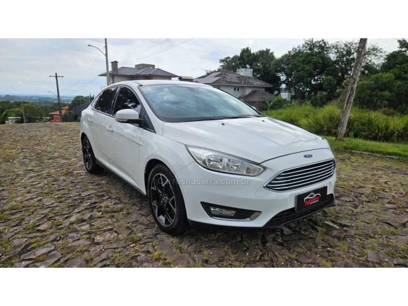 FORD - FOCUS - 2018/2019 - Branca - R$ 66.900,00