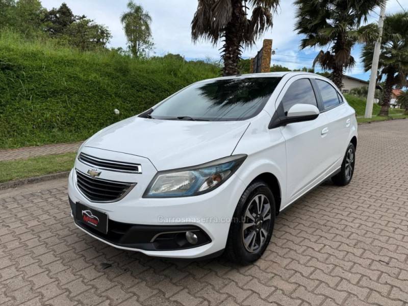 CHEVROLET - ONIX - 2013/2014 - Branca - R$ 52.900,00