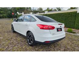 FORD - FOCUS - 2018/2019 - Branca - R$ 66.900,00