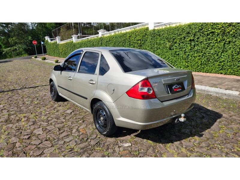 FORD - FIESTA - 2006/2007 - Prata - R$ 18.900,00