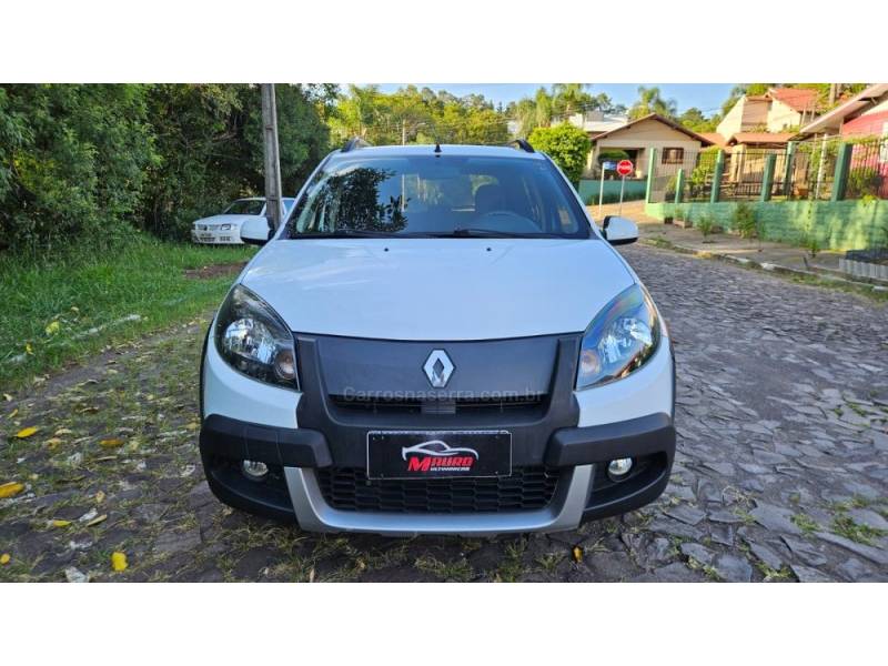 RENAULT - SANDERO - 2013/2014 - Branca - R$ 44.900,00