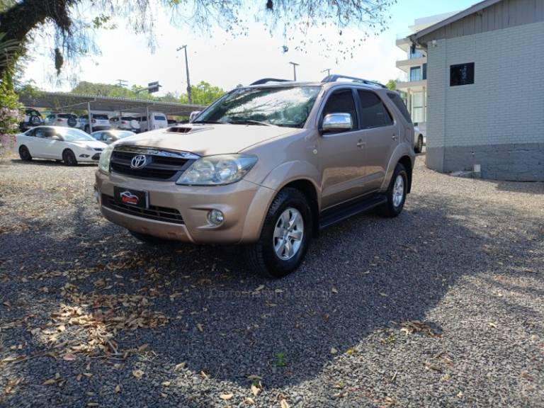 TOYOTA - HILUX SW4 - 2006/2006 - Bege - R$ 109.000,00