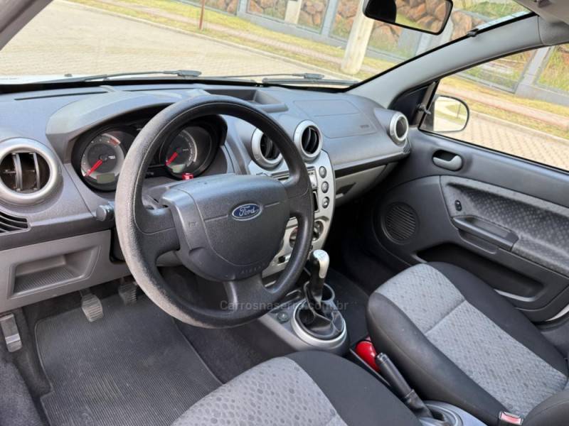 FORD - FIESTA - 2012/2013 - Branca - R$ 33.900,00