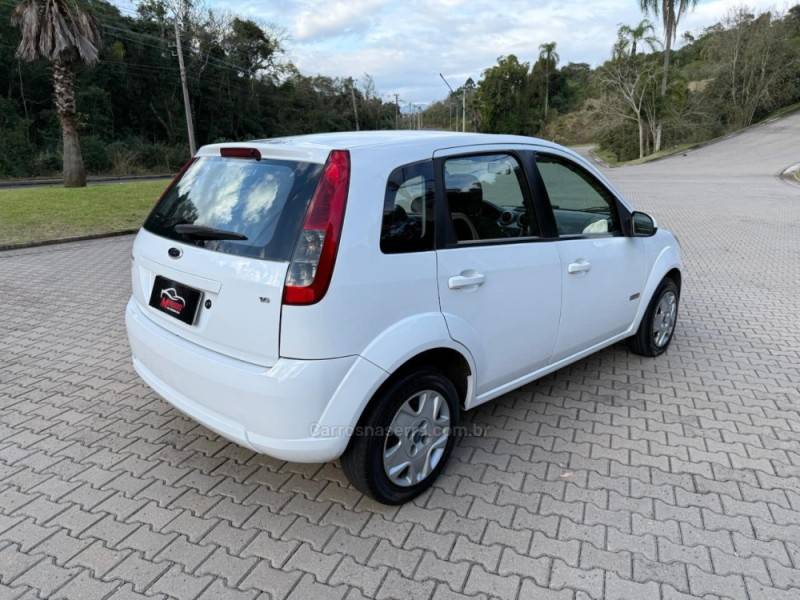 FORD - FIESTA - 2012/2013 - Branca - R$ 33.900,00