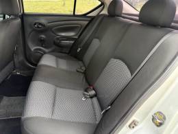 NISSAN - VERSA - 2015/2016 - Prata - R$ 27.900,00