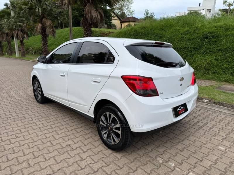 CHEVROLET - ONIX - 2013/2014 - Branca - R$ 52.900,00