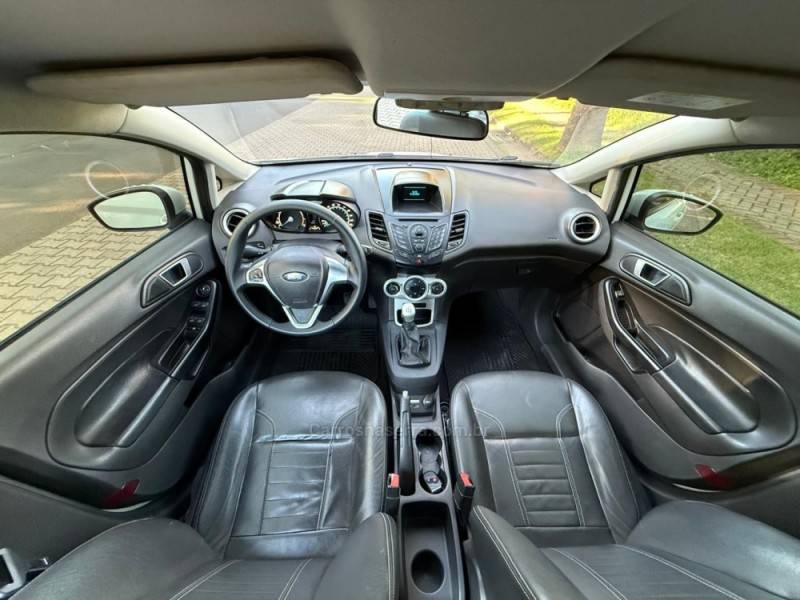 FORD - FIESTA - 2015/2015 - Branca - R$ 43.900,00