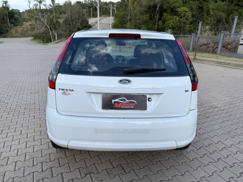 FORD - FIESTA - 2012/2013 - Branca - R$ 33.900,00
