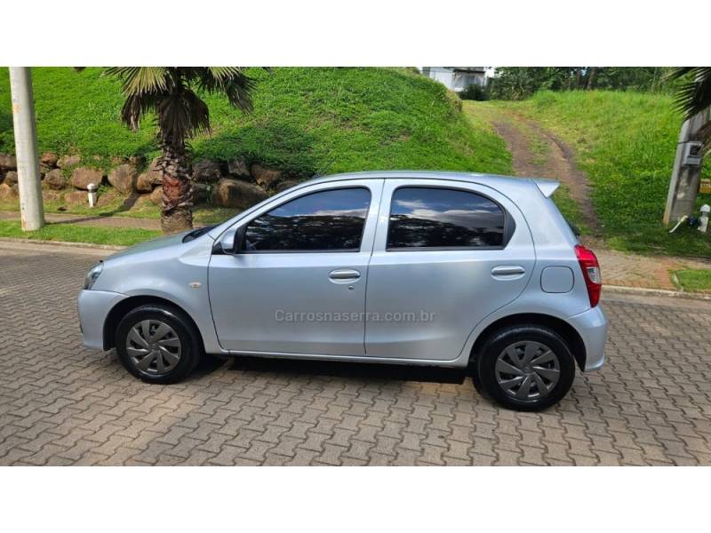 TOYOTA - ETIOS - 2017/2018 - Prata - R$ 53.700,00