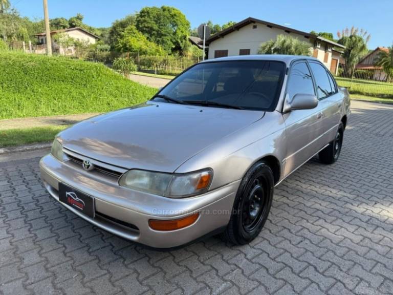 TOYOTA - COROLLA - 1995/1995 - Dourada - R$ 15.900,00